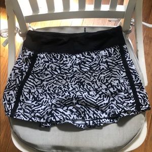Lululemon skirt/skort - sz 2 - white/black